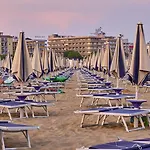 One Bedroom Flat With Terrace And Sea View *